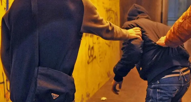 Stretta sulla criminalità giovanile, nella bozza del decreto legge stop ai cellulari dai 14 anni