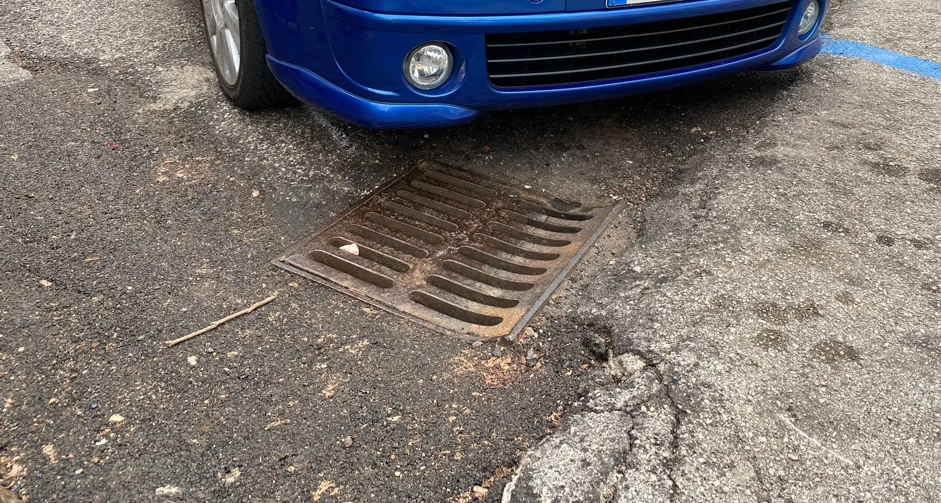 Trento, quel parcheggio a strisce blu con la buca pericolosa