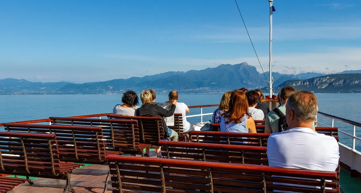 È già boom di turisti sul lago di Garda, record di passeggeri sui traghetti Navigarda