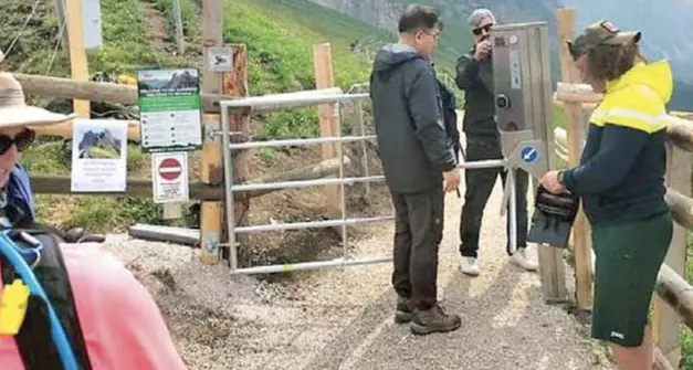 Tornello a pagamento ai piedi delle Odle, il turismo d’assalto nel mirino di chi vive in montagna