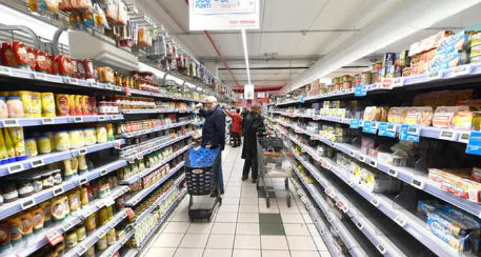 I sindacati: «In Trentino chiudere i supermercati nei giorni di festa»