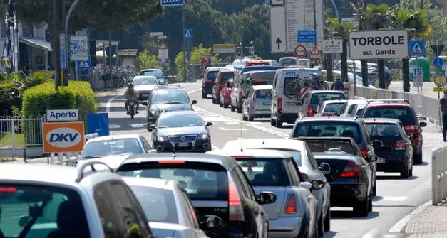 Sulle strade dell’Alto Garda tornano gli incolonnamenti ma stavolta è festa