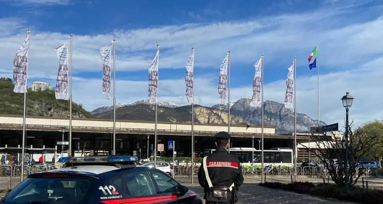Incendia i cassonetti a Trento, arrestata piromane appena 18enne