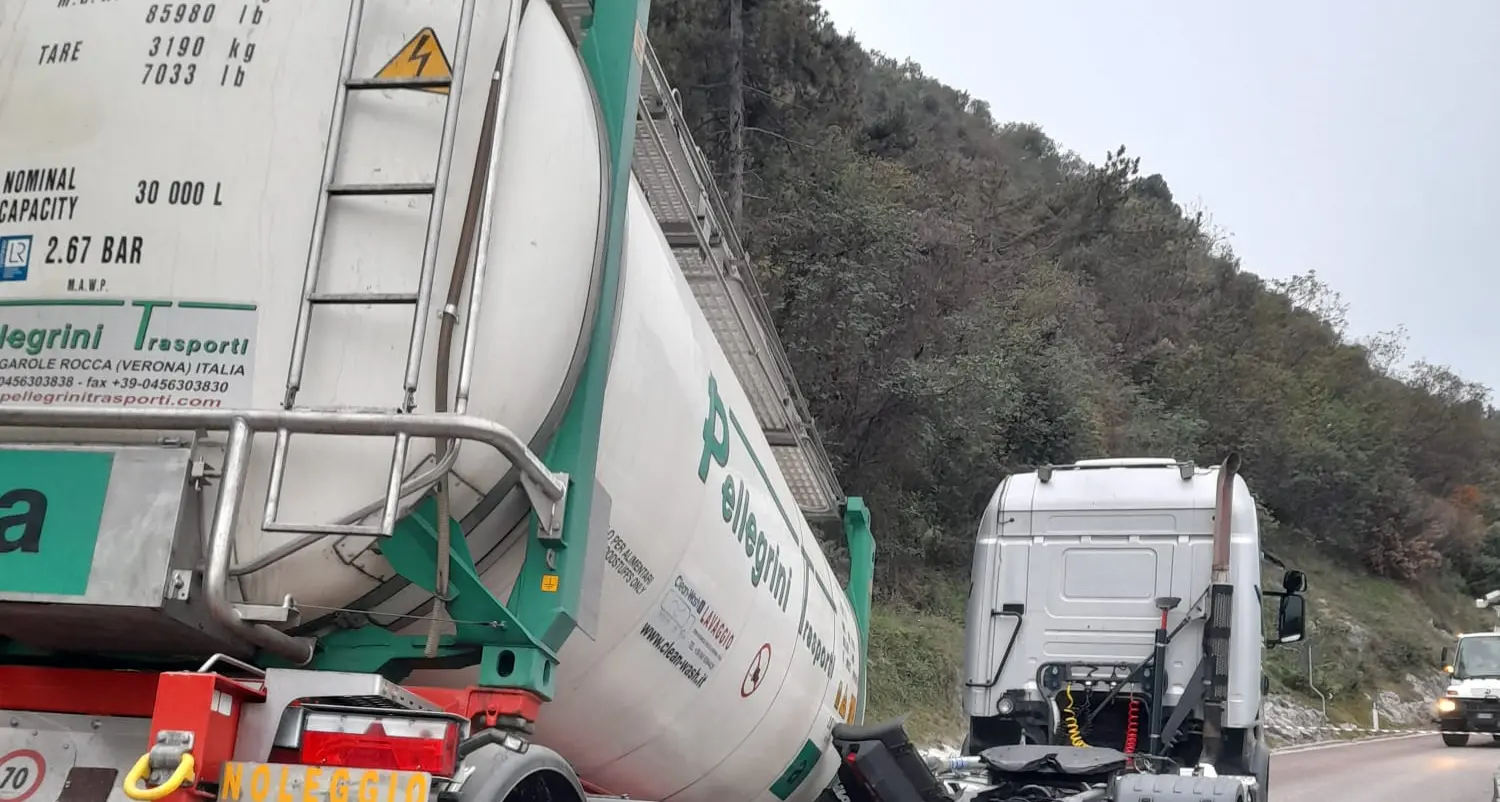 Camion perde il rimorchio, chiusa la strada della Maza