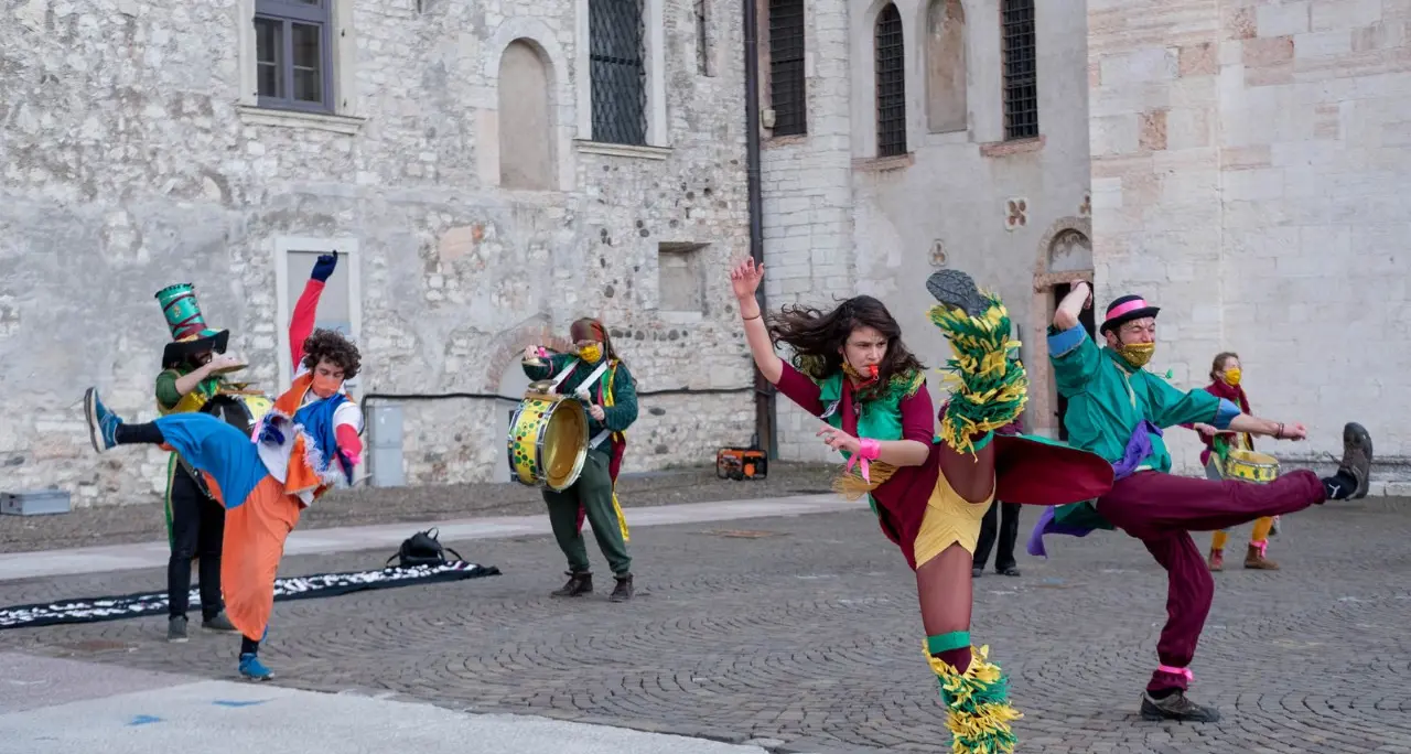 Murga, nelle manifestazioni del Trentino il ballo liberatorio di chi lotta per i diritti civili