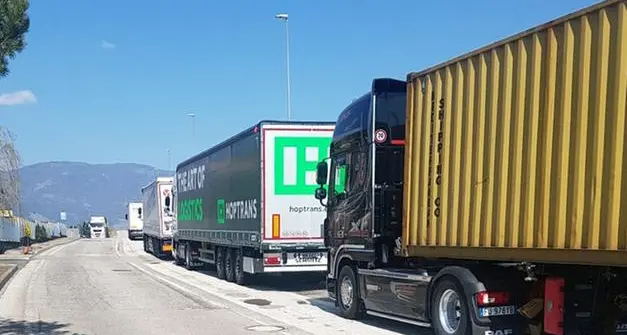 Mezzi pesanti, la polizia locale ritira 65 patenti