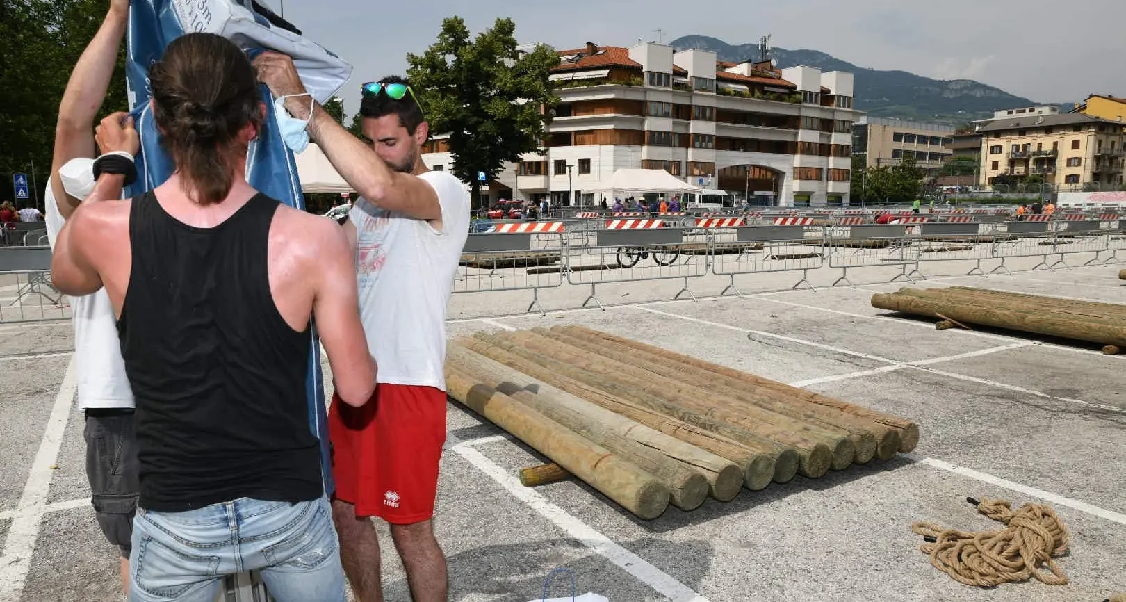 A Trento tutto pronto per il Palio dell’Oca: i 44 equipaggi al lavoro per preparare le zattere