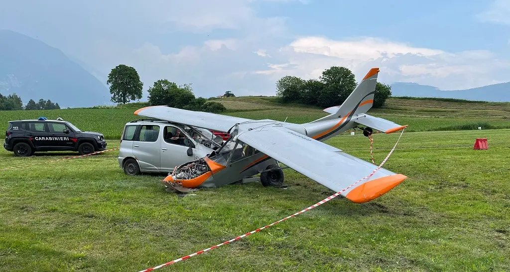 Aereo ultraleggero in fase di decollo finisce contro due auto: ferito l’istruttore