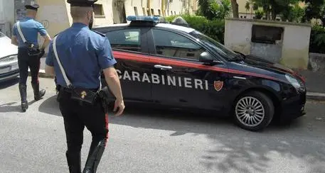 Uomo aggredisce i carabinieri, arrestato