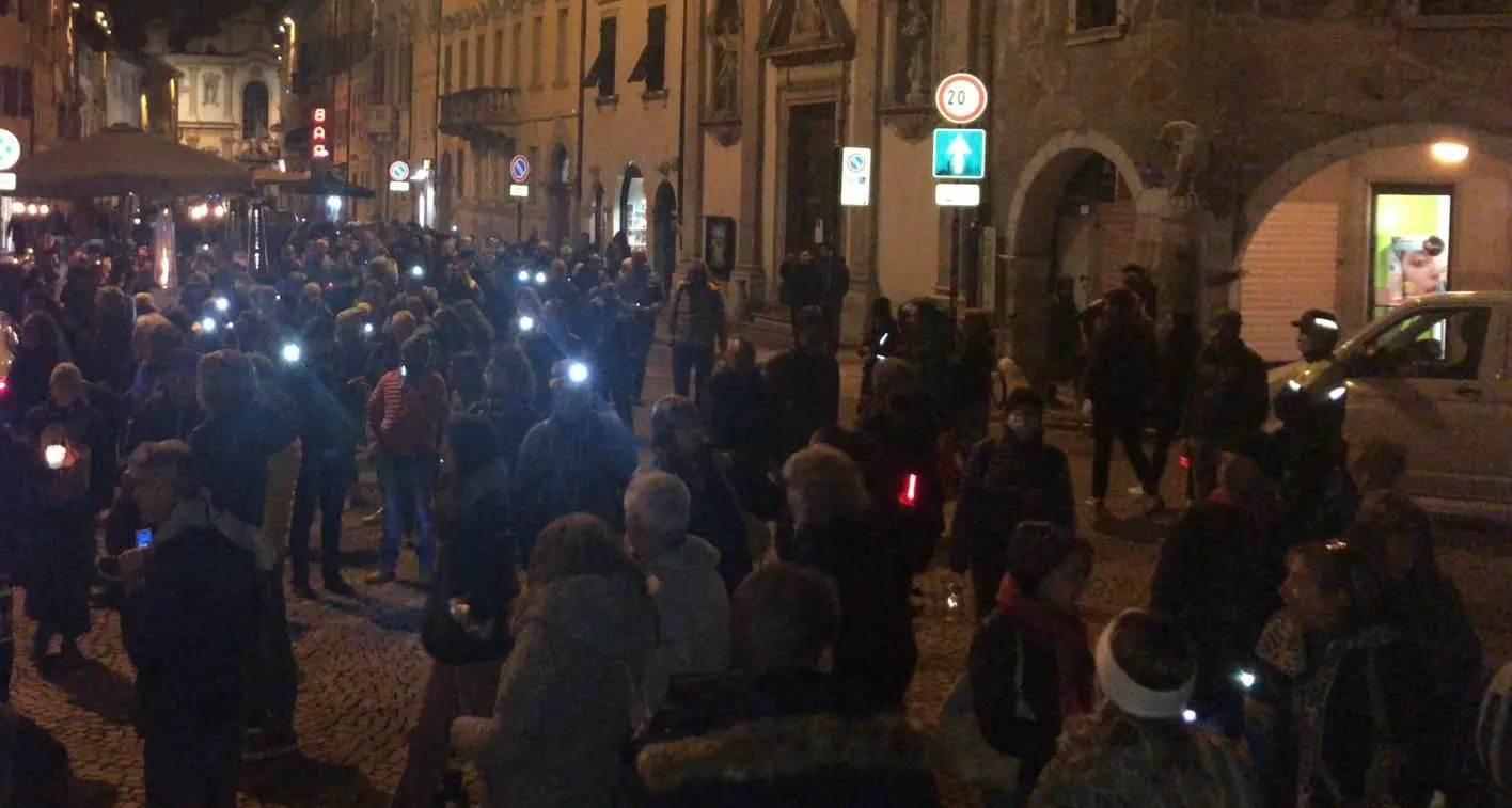 No pass, nuova sfilata per le vie del centro di Trento