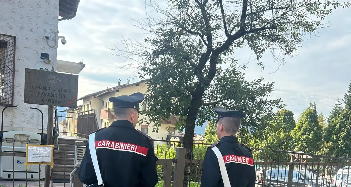 Rottweiler relegato in una gabbia angusta, denunciato il padrone a Cembra