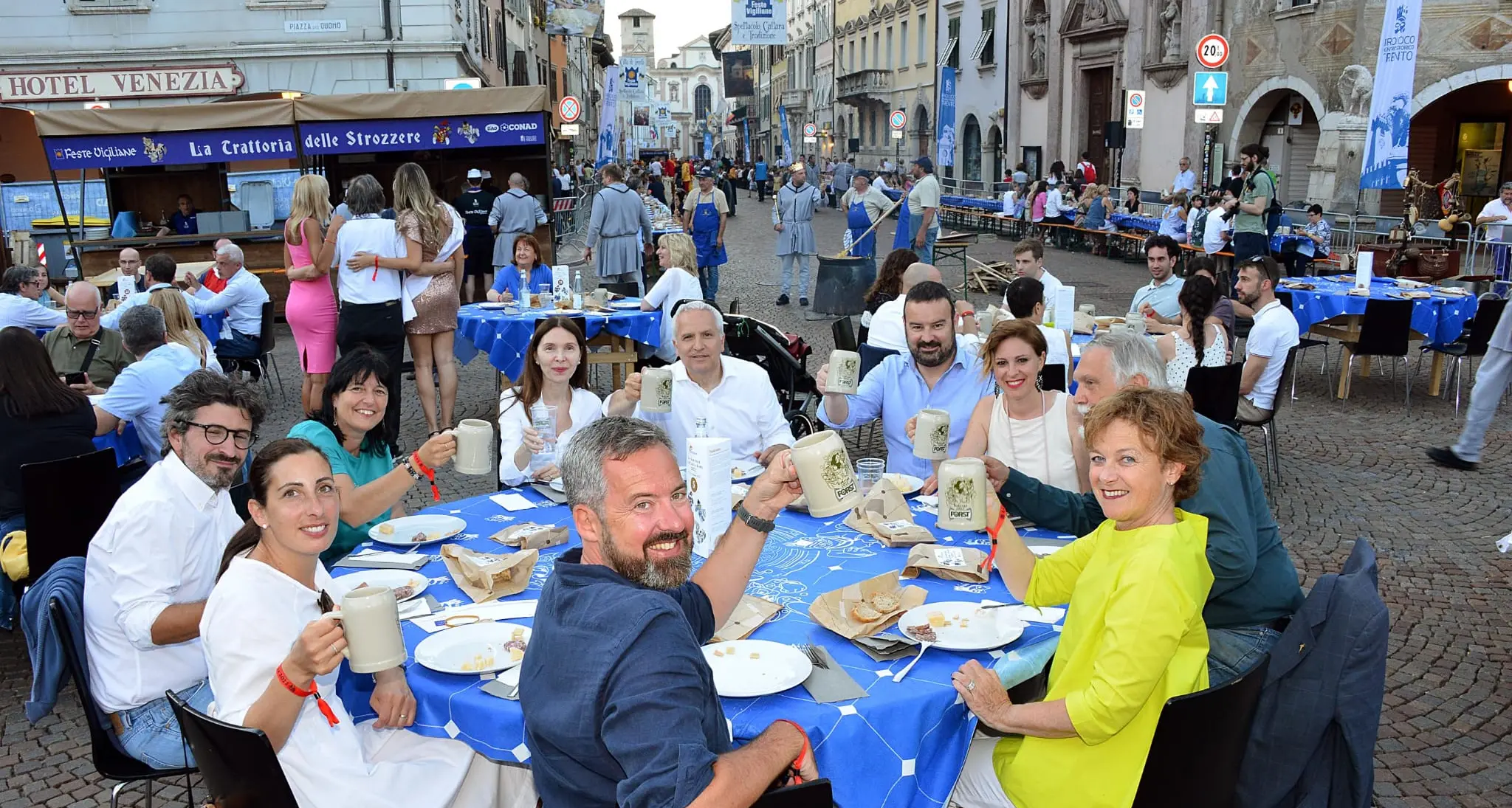 Banchetto per duemila persone: con la Ganzega dei Ciusi e Gobj hanno preso il via le Feste Vigiliane 2022