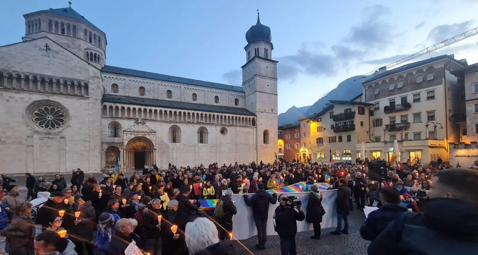 A Trento fiaccolata per la pace in Ucraina, in piazza tante anime divise dalle armi a Kiev