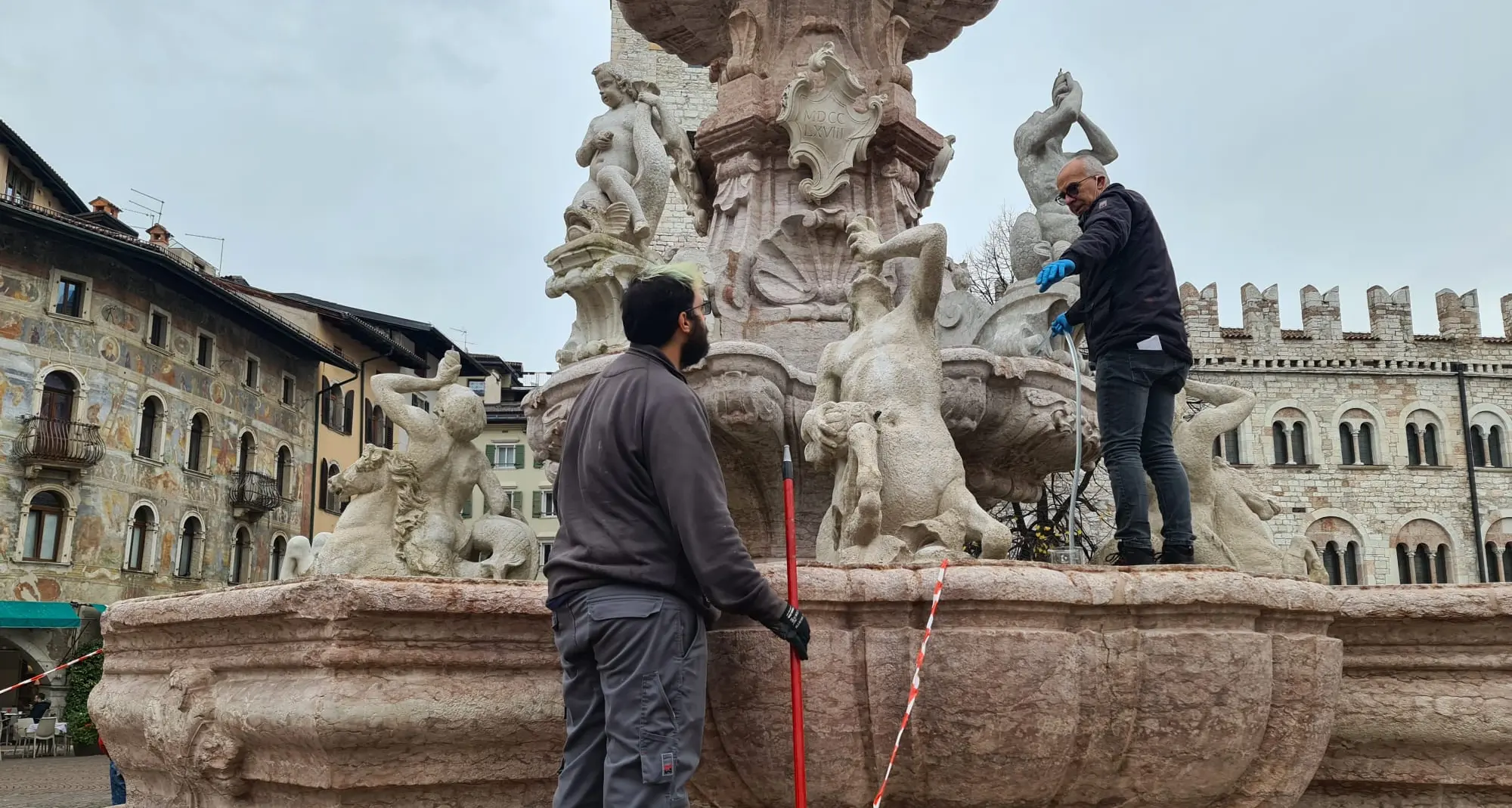 Pulita e svuotata la fontana del Nettuno per l’inverno. La riapertura per la fiera di San Giuseppe