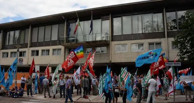 Vitalizi, la furia della Cgil del Trentino: «La Lega ci riprova, la Giunta regionale dica no»