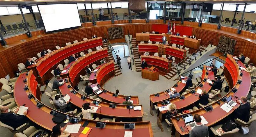 Via libera in consiglio provinciale alle misure contro il caro energia, le opposizioni: «Provvedimento iniquo»