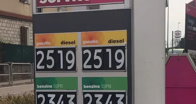 «La benzina “servita” è oltre 2,50 euro al litro. E sono aumentati anche le tariffe per lavare l’auto»