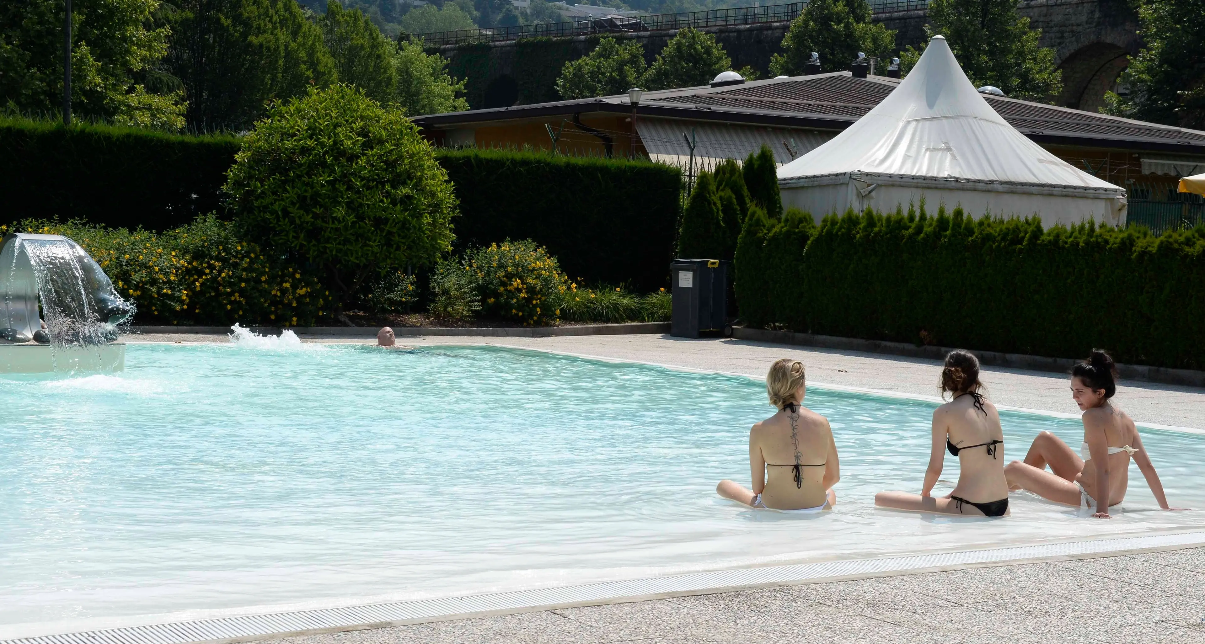 Fra sanificazioni e docce solo all’aperto, oggi riaprono le piscine all’aperto a Trento