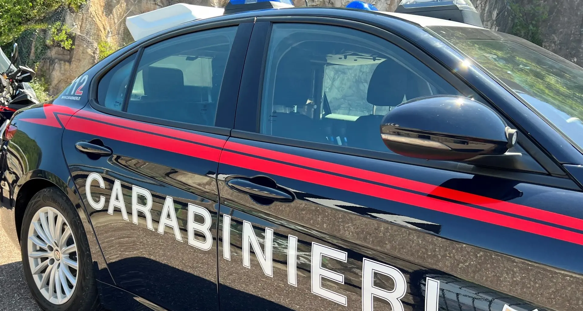 Torna sotto casa della madre e la minaccia: arrestato il 29enne che aveva aggredito le bariste alla Bookique