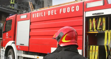 Fiamme in un'azienda agricola a Brez, vigili del fuoco sul posto
