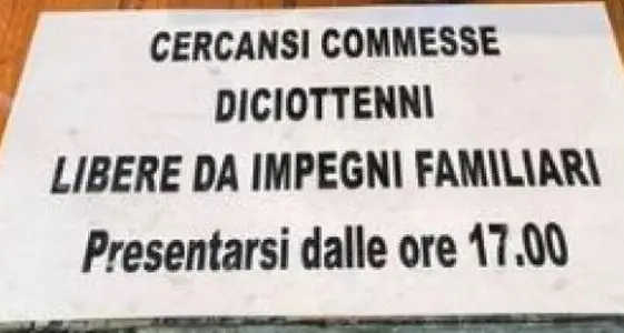“Cerco commesse diciottenni senza impegni famigliari”: il negoziante di Asiago non toglie l’annuncio dalla vetrina