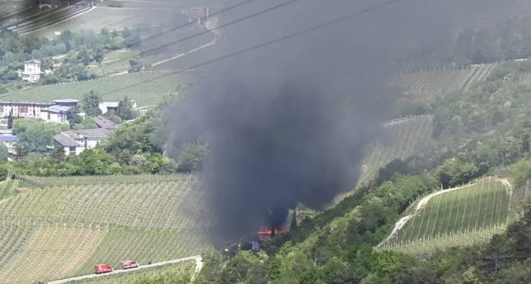 A fuoco il tetto una casa: allarme a Lavis