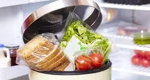 Buttiamo nella spazzatura quasi 1 chilo di cibo a settimana