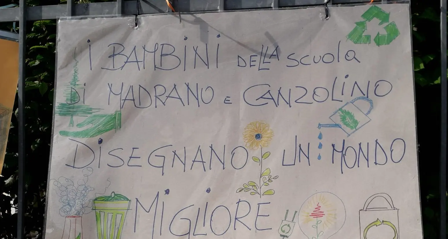 Madrano e Canzolino, i disegni degli scolari appesi lungo la strada