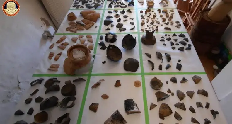 Insegnante di Cavalese trova vasi etruschi nel maso