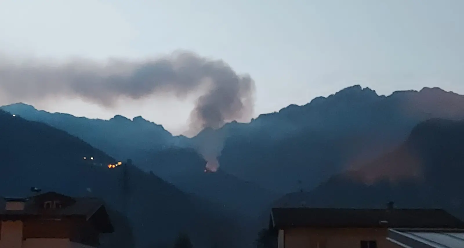 Incendio fuori controllo in val del Chiese: oggi in azione tre elicotteri