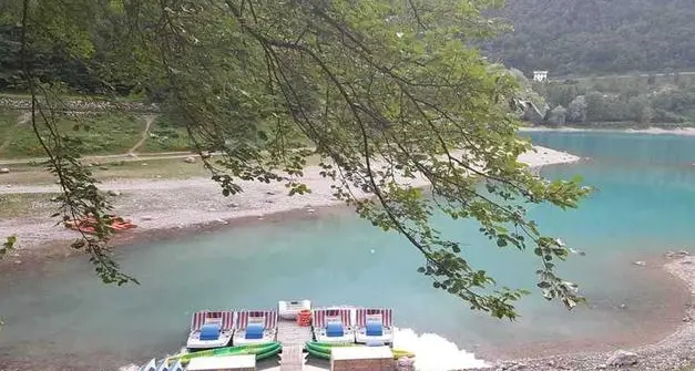 Nuotatore in difficoltà nel lago di Tenno: portato in salvo dal bagnino