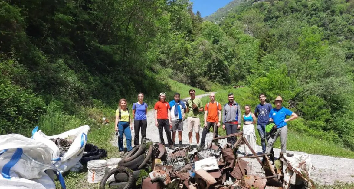 “La Sarca tutta nuda”: successo per la raccolta dei rifiuti abbandonati lungo il fiume