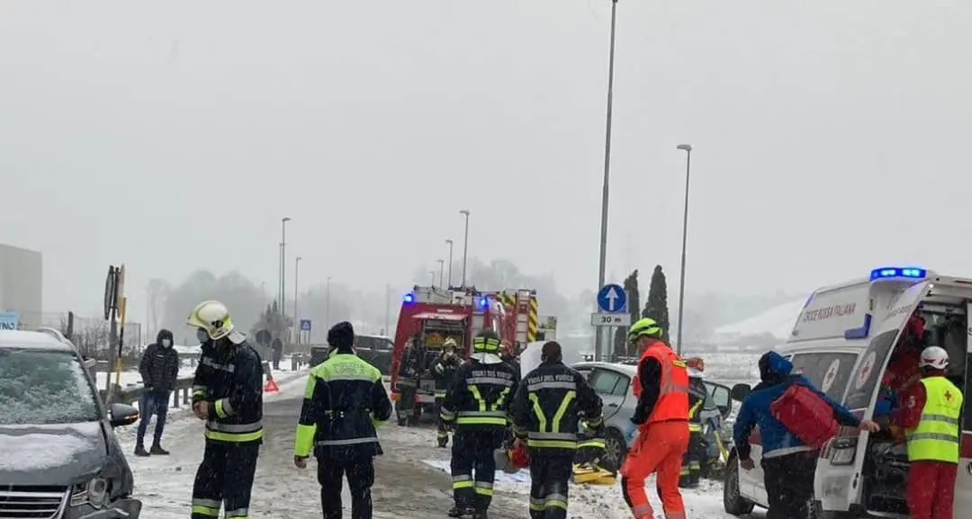 Strada innevata, scontro fra due auto a Borgo Lares