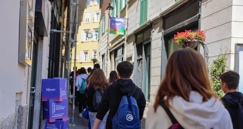 Nel 2023 a Rovereto c'erano 689 attività commerciali, 2 in più rispetto al 2021
