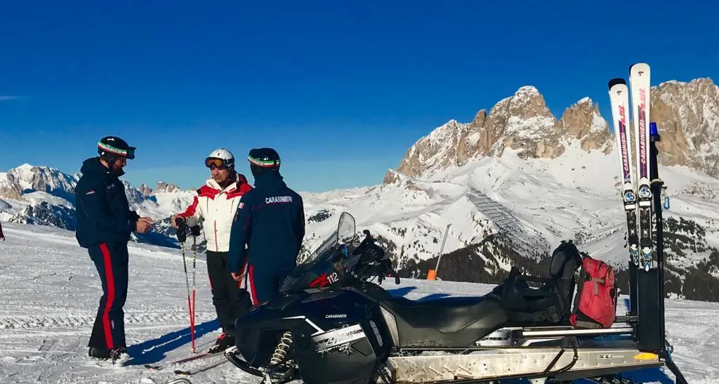 Attacco epilettico in un rifugio, giovane sciatore salvato dai Carabinieri del servizio piste in val di Fassa