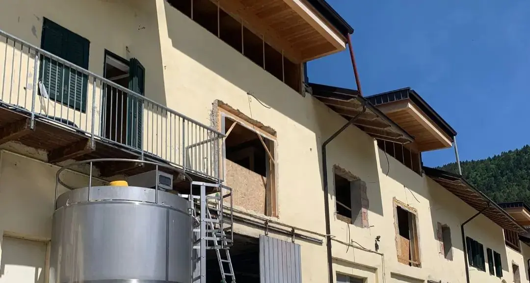 Fiavè, cade da 4 metri: 16enne soccorso dall’elicottero
