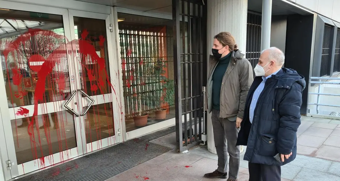 Imbrattato il Palazzo dell'istruzione, la condanna della Provincia di Trento