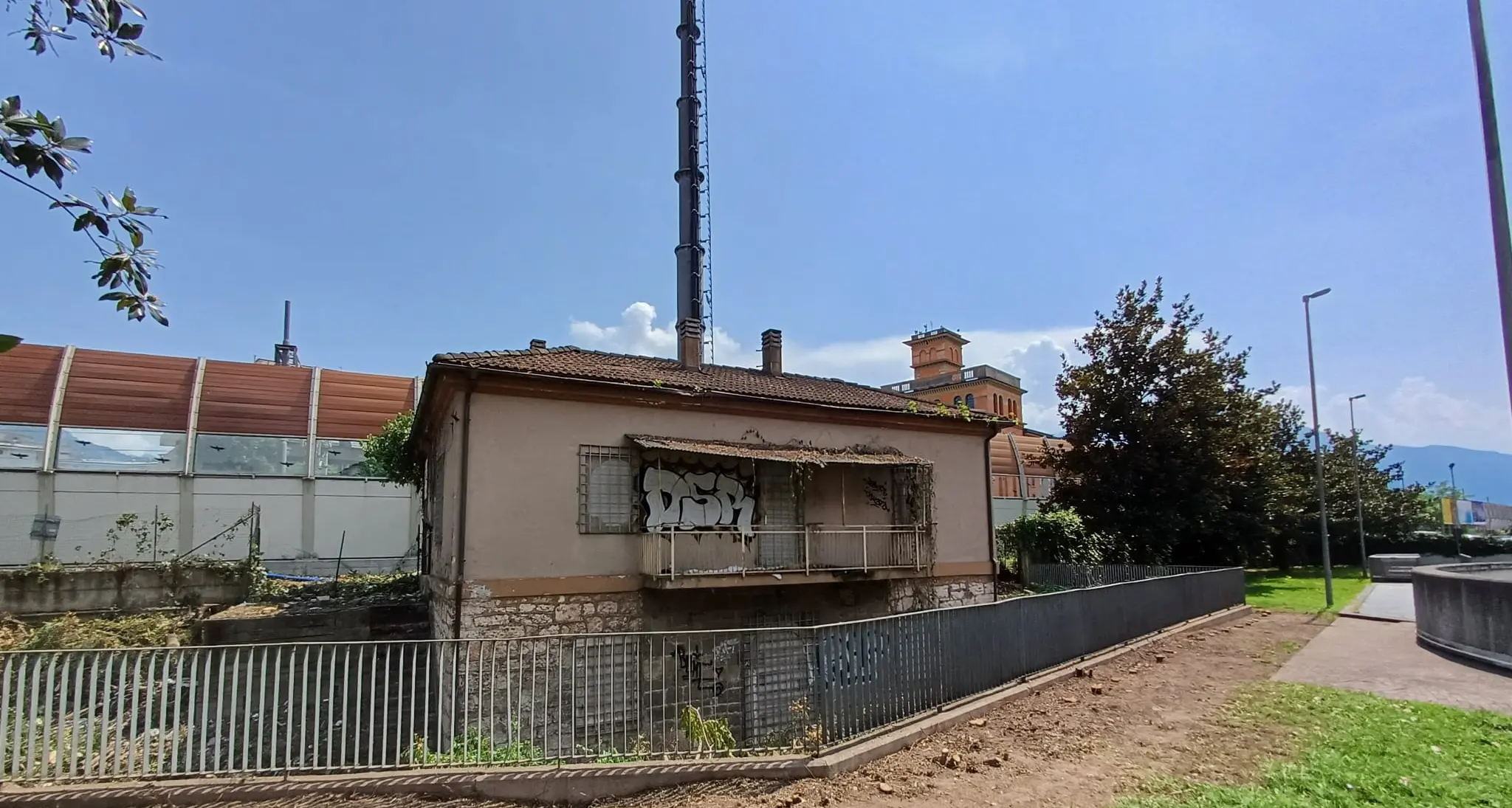 Trento, intervento anti-degrado: ripulita l’ex casa cantoniera vicina alla “Finestra sull’Adige”