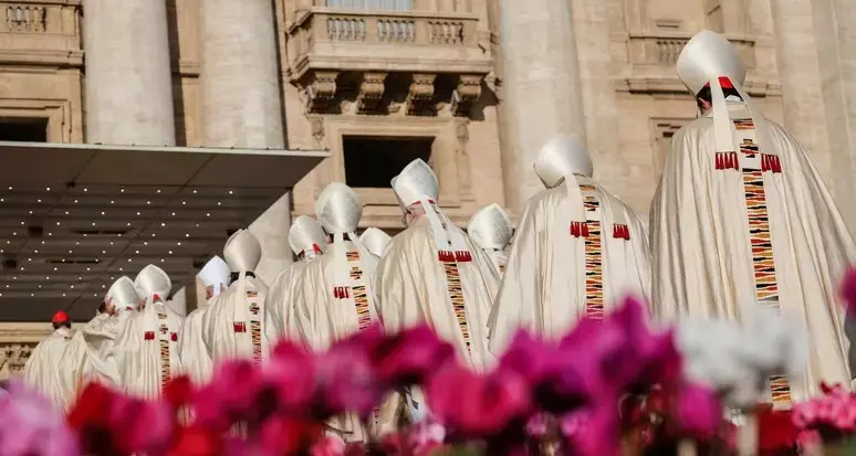 Zuppi, Parolin e Pizzaballa tra i favoriti per la successione di Francesco. Torna la suggestione del “Papa nero”