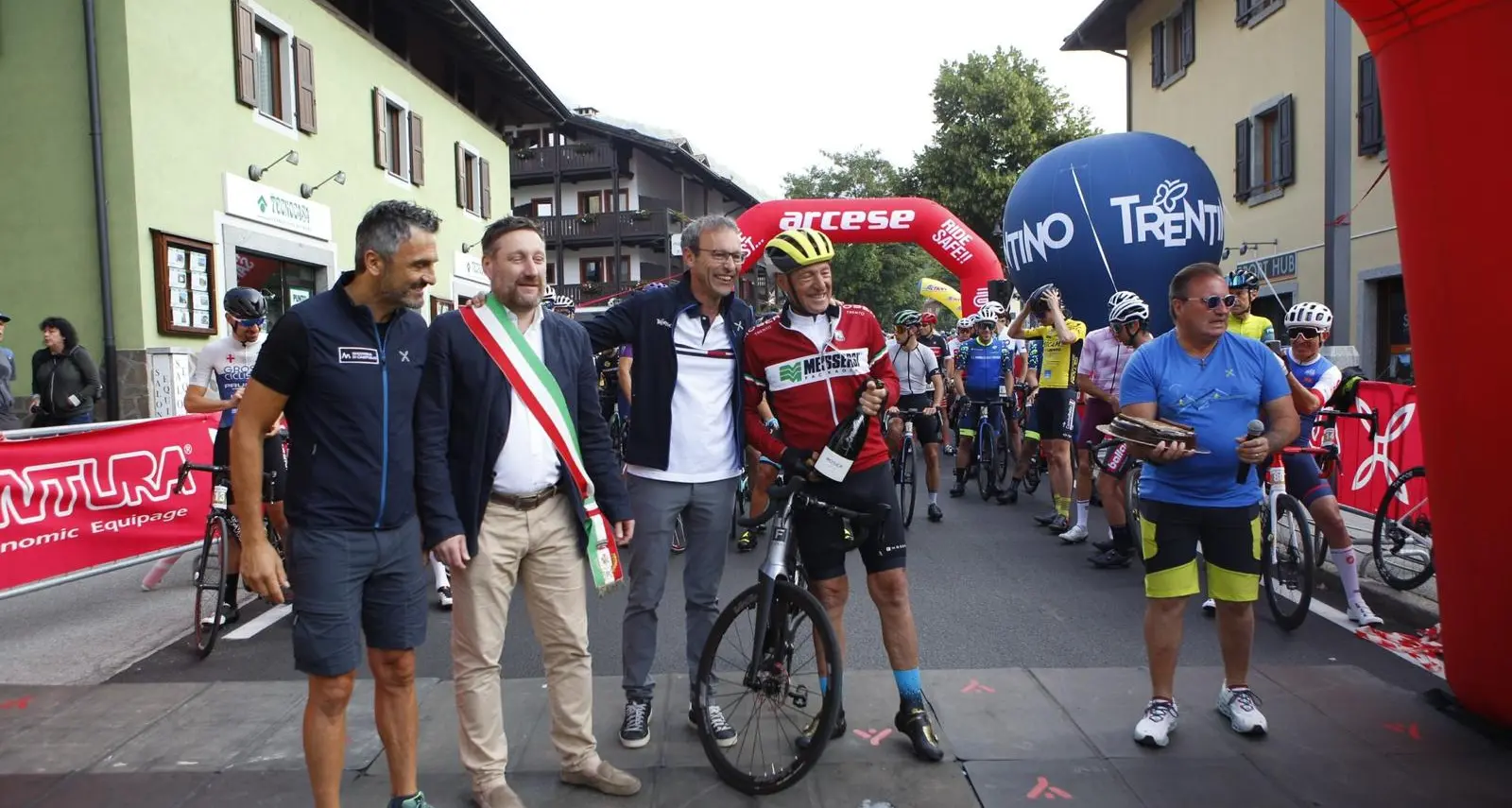 Torta, spumante e poi la corsa: festa a sorpresa a Pinzolo per i 71 anni di Francesco Moser
