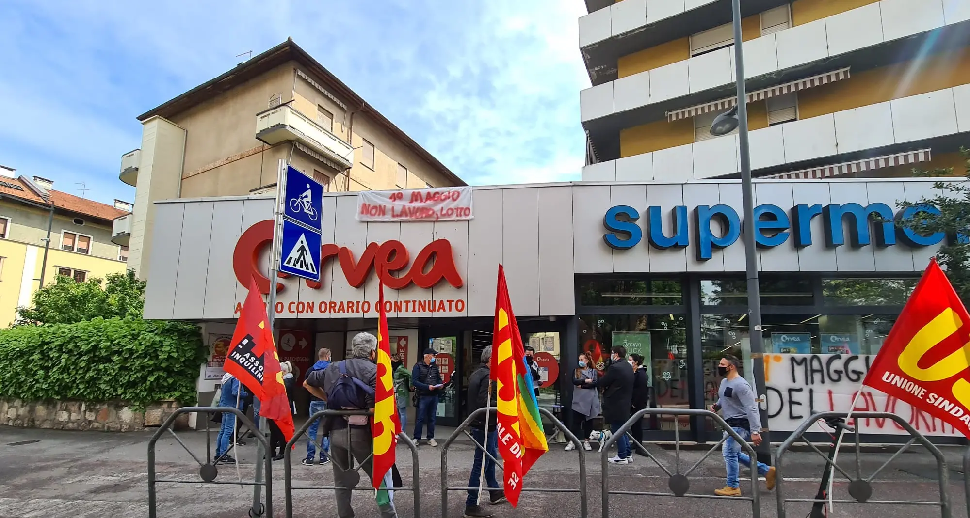 Trento, primo maggio con i supermercati aperti, picchetto dei lavoratori all’Orvea. Boom per i negozi di bricolage