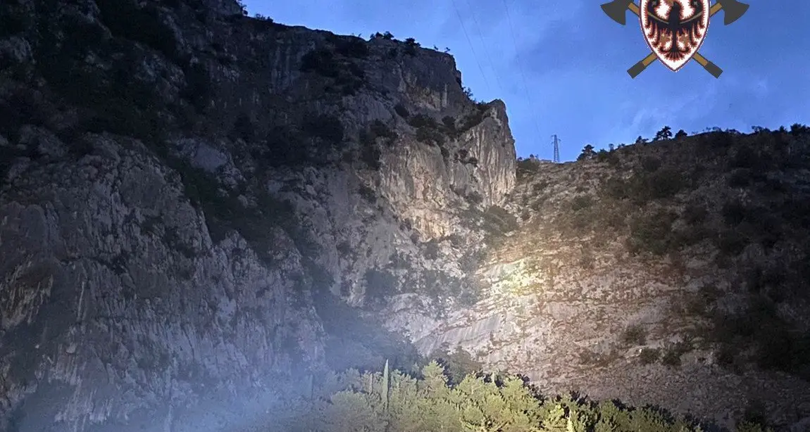 Arco, scarica di sassi dal monte Colodri. Allarme per una persona vista cadere