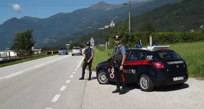 Infastidito dal cane minaccia la vicina con una pistola in Valsugana, denunciato