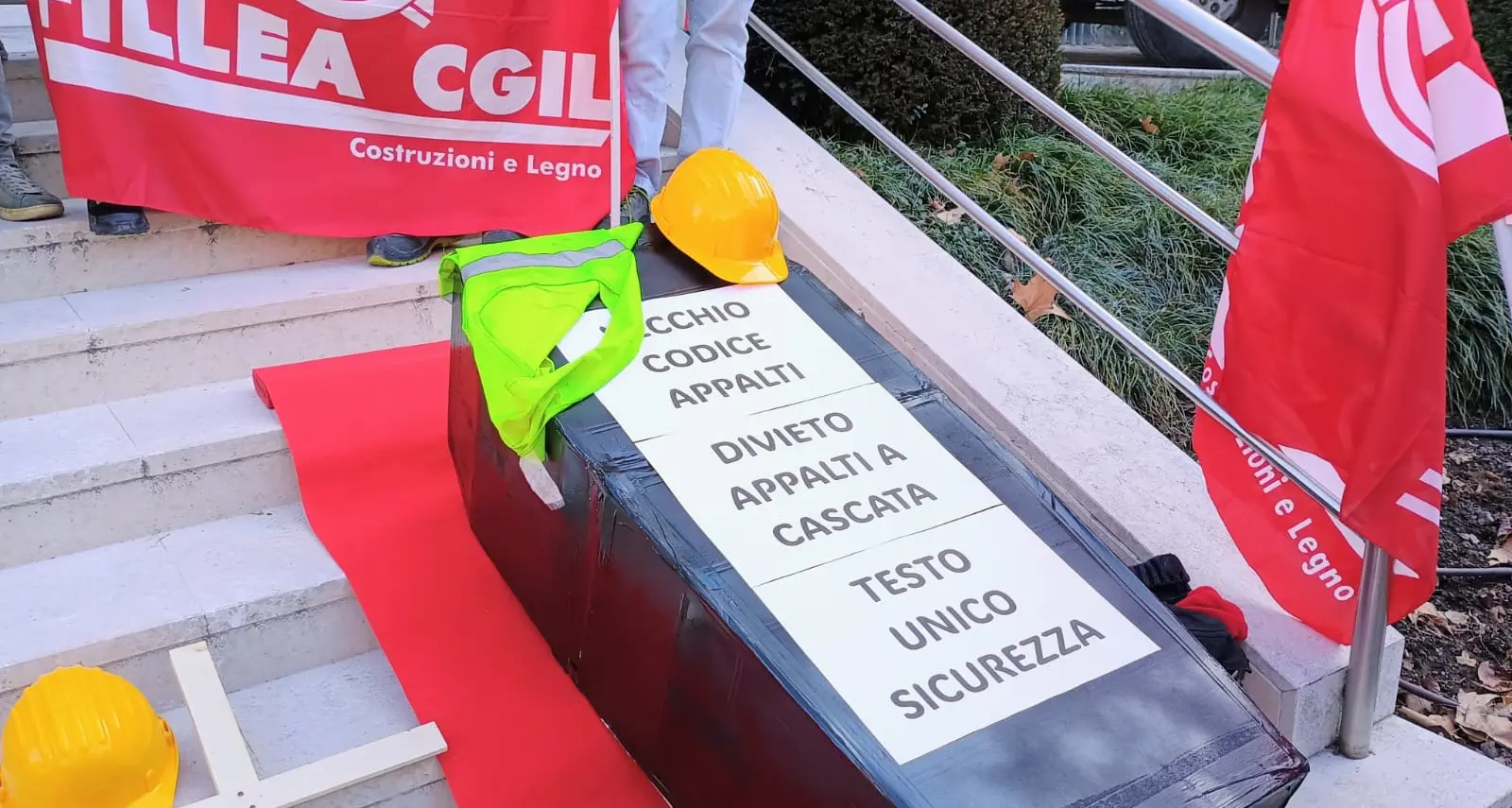 Sicurezza nei cantieri, presidio a Trento con una bara finta e tante croci