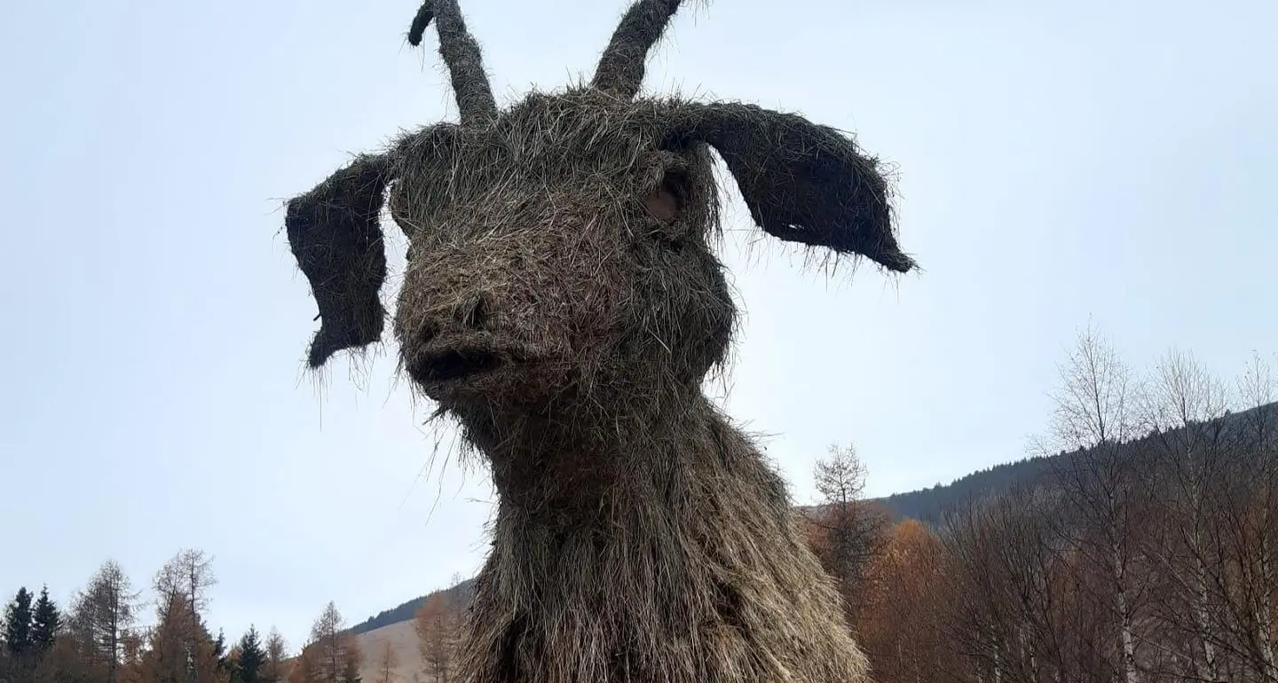 Capra gigante sul Bondone, un’altra maxi-installazione all’aria aperta dopo il drago di Vaia e l’orso con la valigia