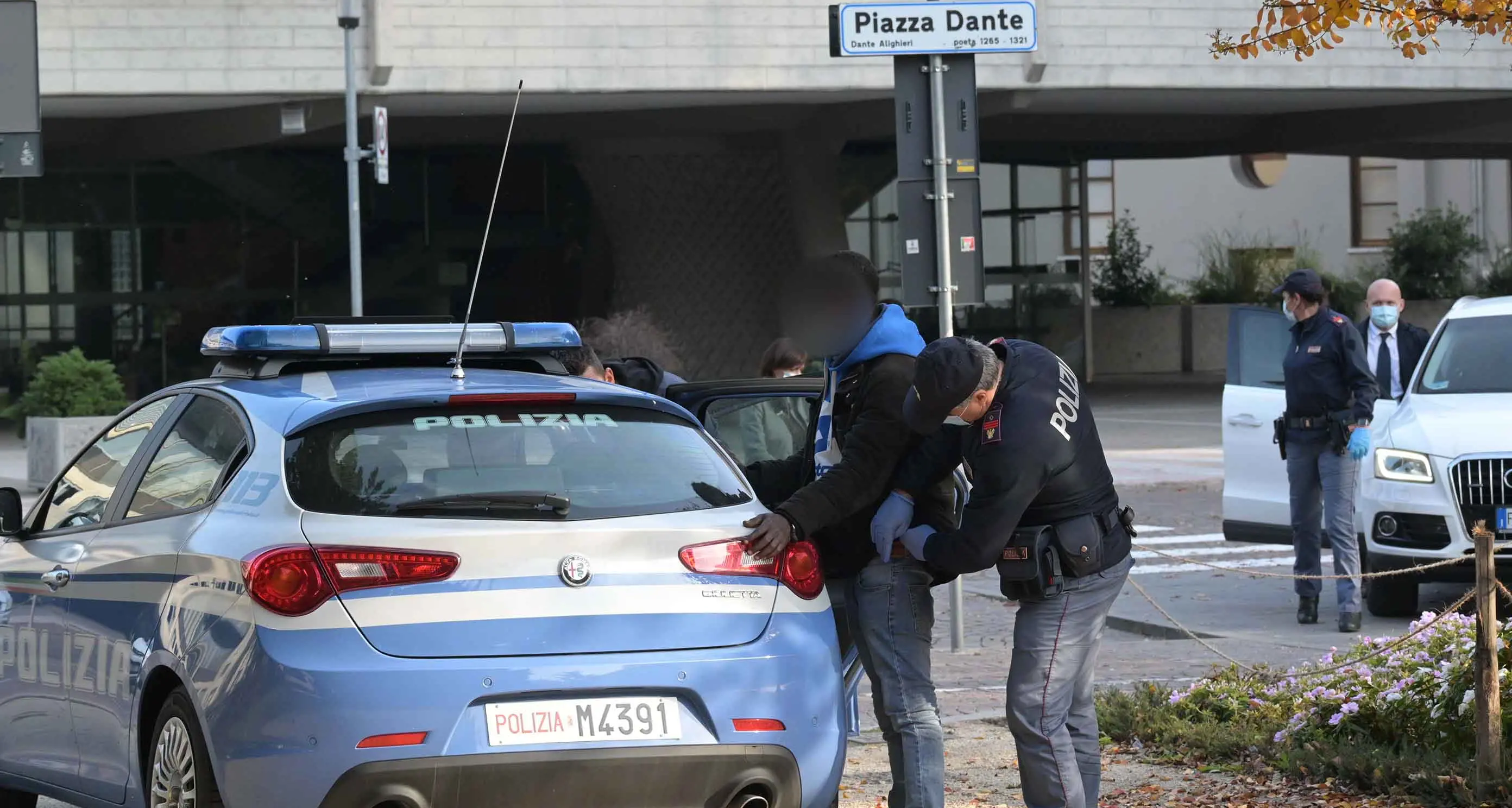 Trento, la Bibbia usata come nascondiglio per il denaro: 27enne finisce nei guai per spaccio