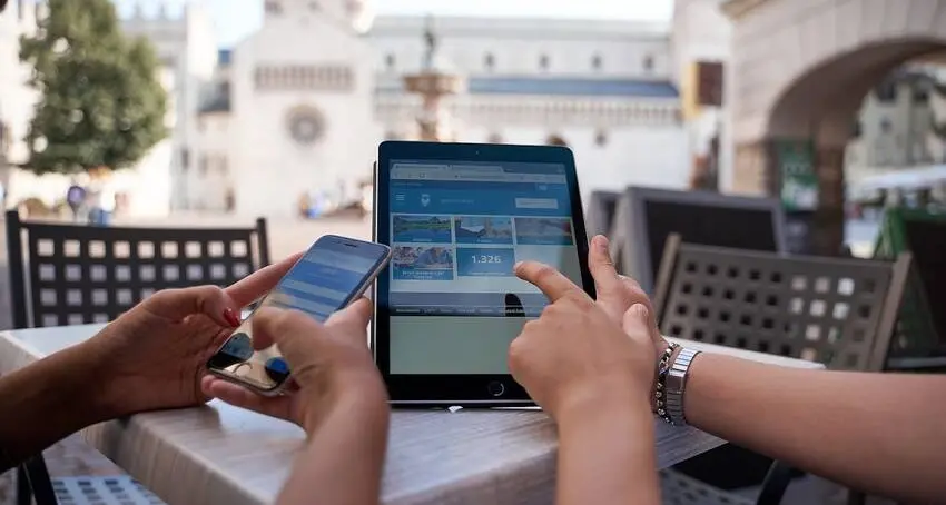 Trento, il Comune cerca 12 giovani per aiutare chi è in difficoltà con le nuove tecnologie. Compenso mensile di 444 euro