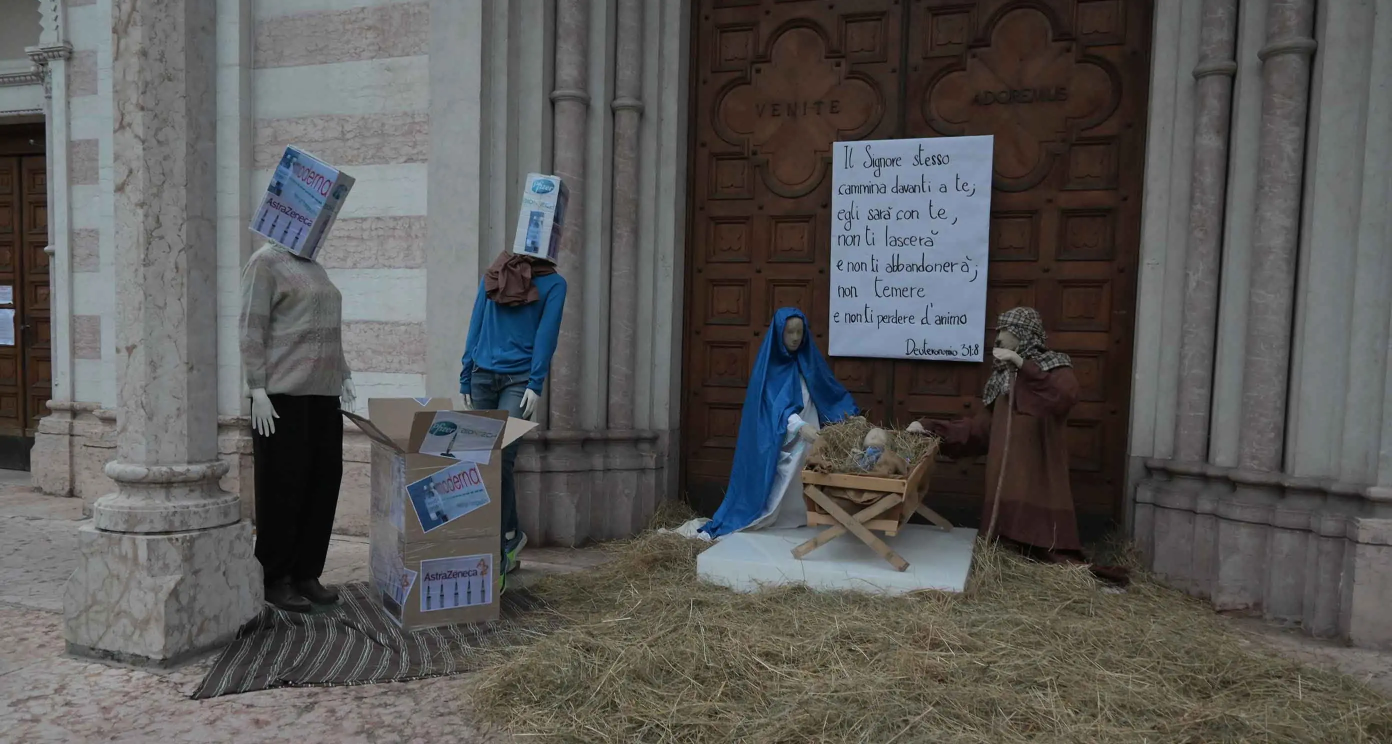 Il presepe del Santissimo: i vaccini al cospetto di Gesù