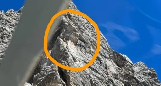Si stacca pilastro di roccia dalle Dolomiti agordine: boato e grande nuvola