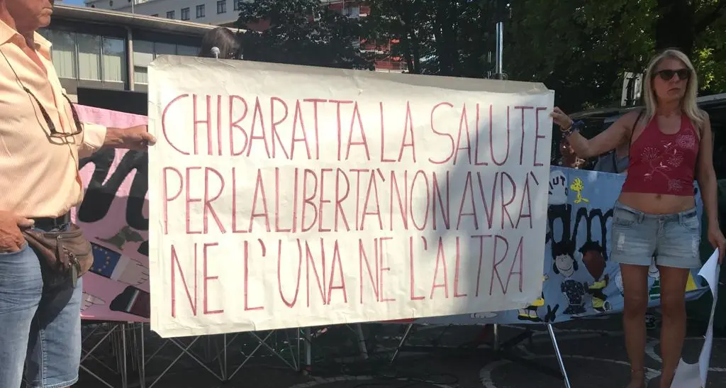 “Free vax”, manifestazione a Trento contro le vaccinazione ai più piccoli. E non solo